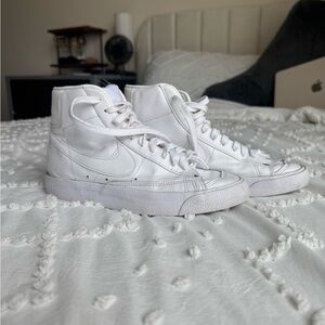 🤍Nike White High-Top Sneakers